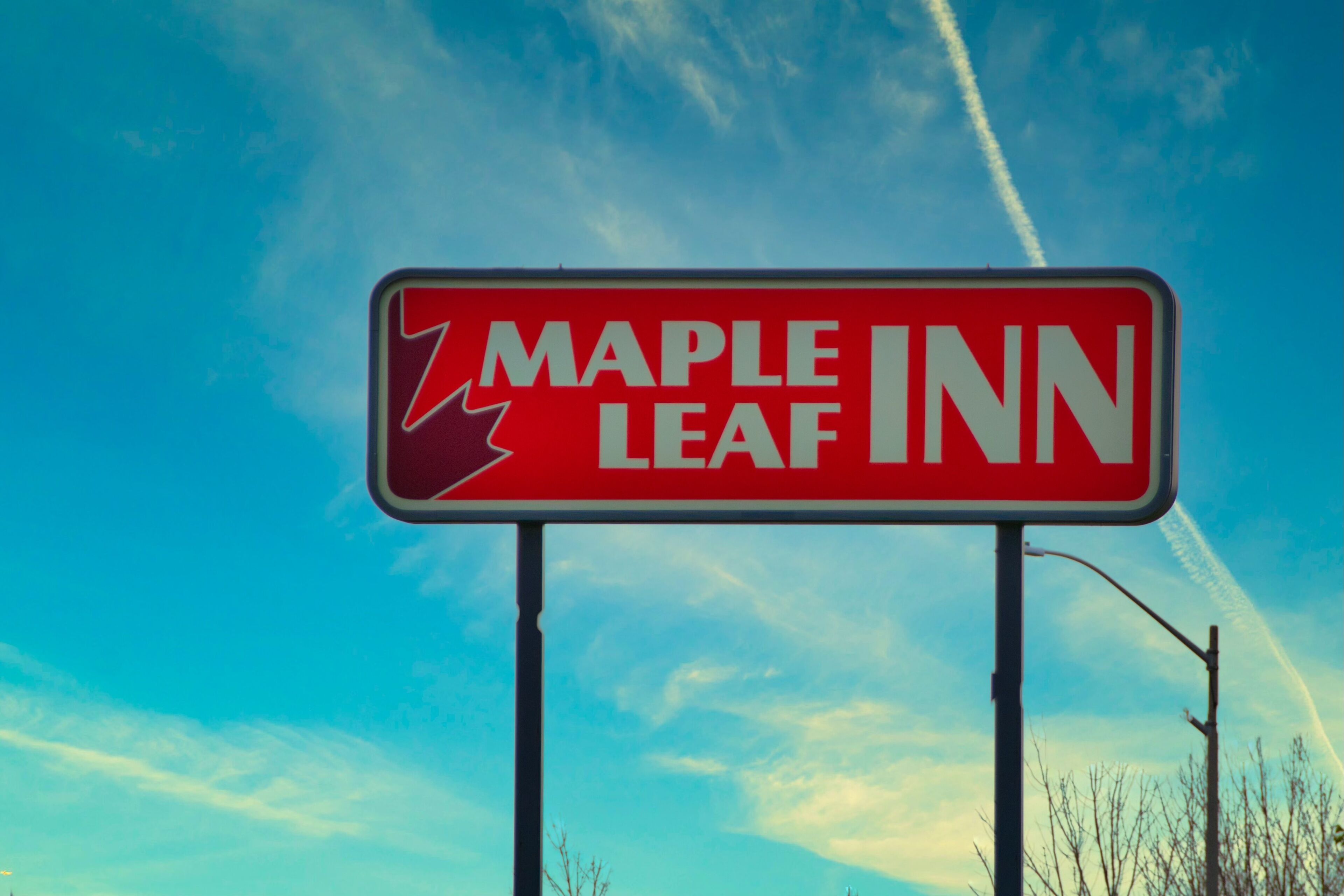 Un letrero del Hotel Maple Leaf, con el logotipo de una hoja de arce.