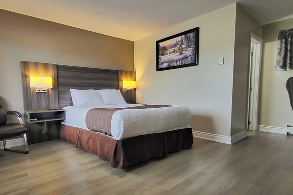 Standard Room, 1 Queen Bed | Desk, laptop workspace, free WiFi, bed sheets
