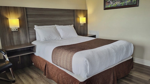 Maple Leaf Inn & Suites