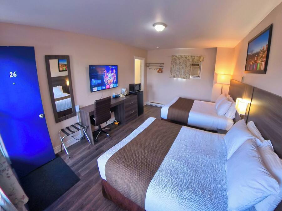 Phòng Tiêu chuẩn, 2 giường cỡ queen | Bàn, khu vực làm việc phù hợp cho laptop