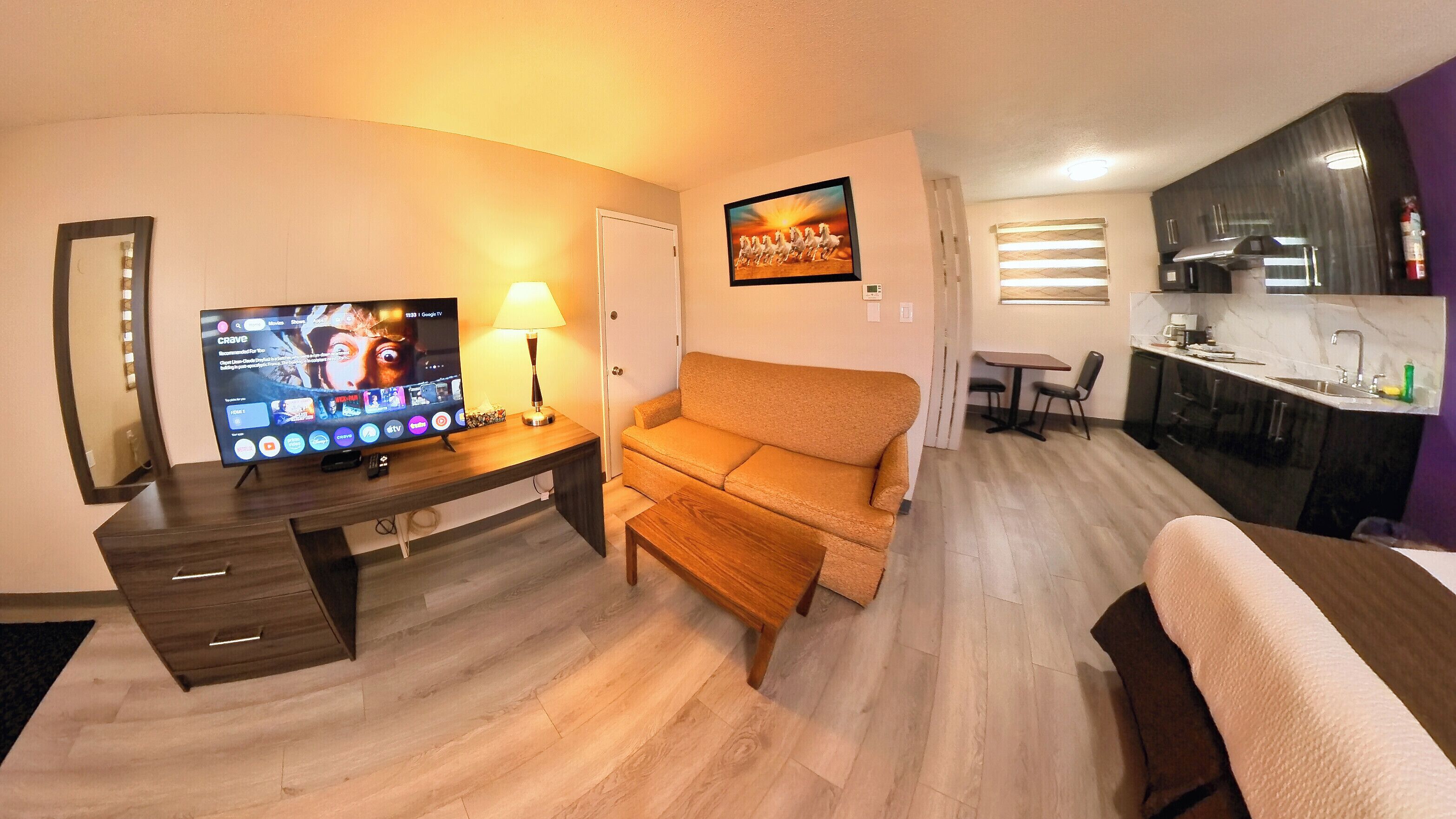 Family Suite, 2 Queen Beds,+ Sofa Bed With Kitchen | 办公桌、笔记本电脑工作区、免费 WiFi、床单