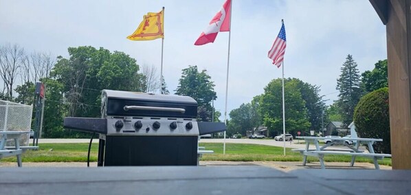 BBQ/picnic area - Maple Leaf Inn & Suites (Kincardine)