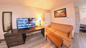 Family Suite, 2 Queen Beds,+ Sofa Bed With Kitchen | Bureau, espace de travail pour ordinateurs portables