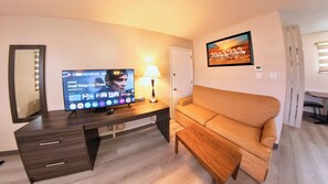 Family Suite, 2 Queen Beds,+ Sofa Bed With Kitchen | Skrivebord, skrivebord for bærbar PC, wi-fi (inkludert) og sengetøy