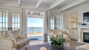 Un salón amplio con balcón, chimenea y televisor.