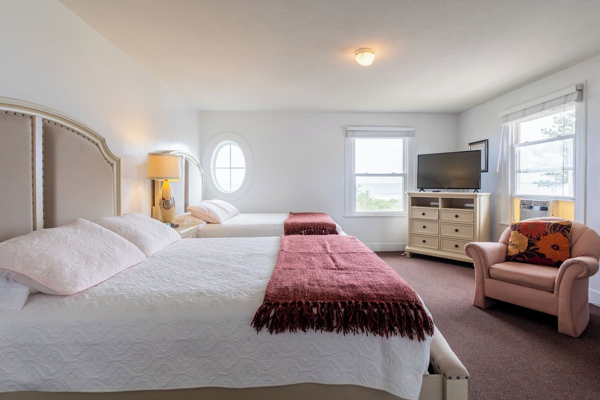 Premier Room | 1 bedroom, in-room safe, iron/ironing board, free WiFi