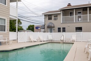 Seasonal outdoor pool - The Gull Oceanside Inn & Motel  (Old Orchard Beach)