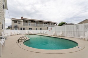 Seasonal outdoor pool - The Gull Oceanside Inn & Motel  (Old Orchard Beach)