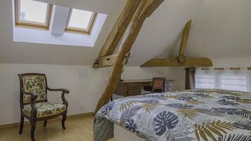 5 bedrooms, iron/ironing board, travel crib, WiFi (free)
