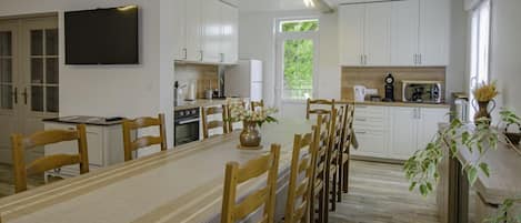 Microwave, oven, dishwasher, coffee/tea maker