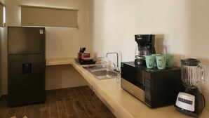 Apartamento Deluxe | Cocina privada | Frigorífico grande, microondas y utensilios de cocina