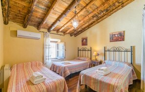 5 bedrooms, free WiFi, bed sheets