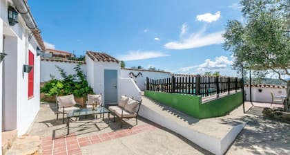 Cozy home in La Cardenchosa with WiFi