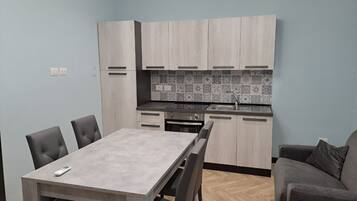 Kühlschrank, Ofen, Herdplatte, Wasserkocher