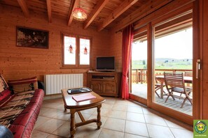 Una televisión, una chimenea