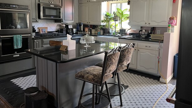 A modern kitchen with a central island, bar stools, and a chandelier. - Old Town 2BD1BA, Pet friendly (Albuquerque)