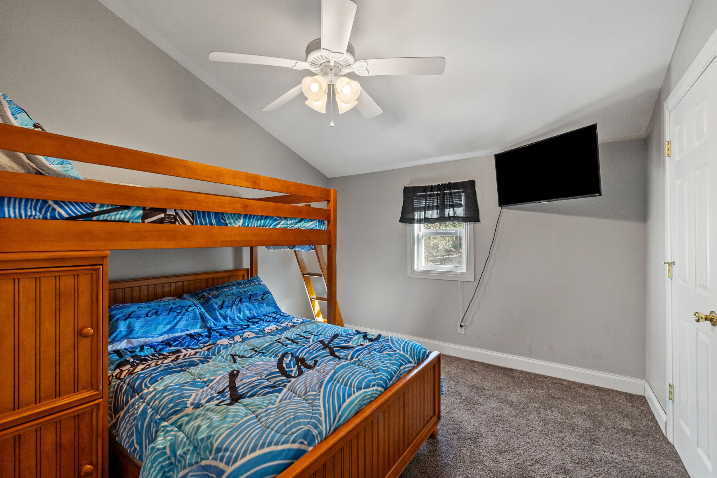 3 bedrooms, travel cot, free WiFi, bed sheets