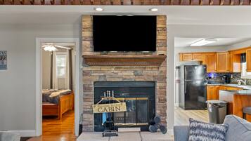 TV connectée, lecteur de DVD, livres