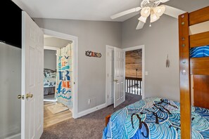 3 bedrooms, travel crib, free WiFi, bed sheets - Little blue house on the lake (Nancy)
