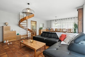 Fernseher, Kamin, DVD-Player