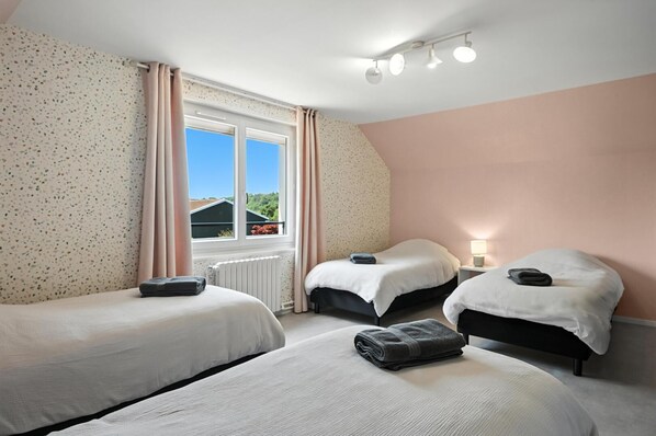 4 bedrooms, travel crib, free WiFi