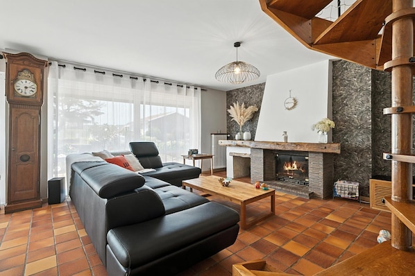 Fernseher, Kamin, DVD-Player