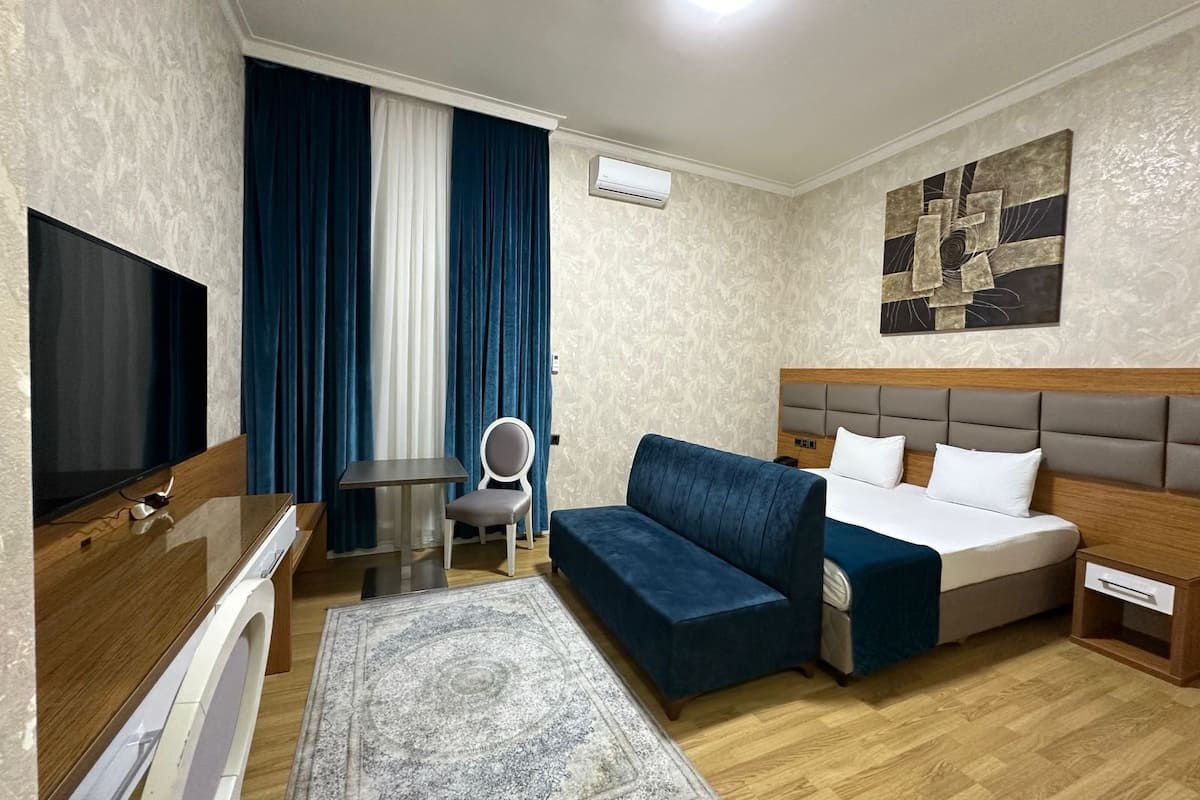 Luxe kamer | 1 slaapkamer, luxe beddengoed, een kluis op de kamer, een bureau