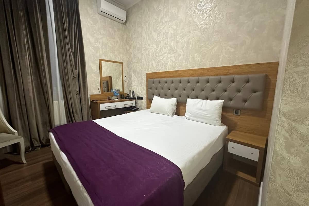 Economy kamer | 1 slaapkamer, luxe beddengoed, een kluis op de kamer, een bureau