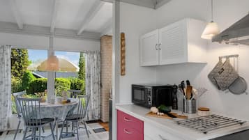 Een koelkast, een kookplaat, een koffiezetapparaat/waterkoker