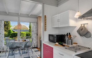 Frigorífico, microondas, placa de cocina y cafetera o tetera