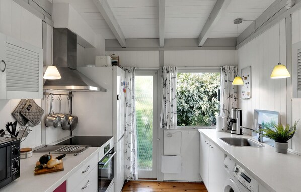 Frigorífico, microondas, placa de cocina y cafetera o tetera