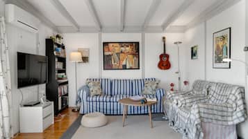 Smart TV, fireplace, DVD player