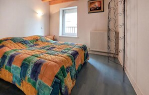 1 dormitori, un bressol de viatge i wifi gratuïta 