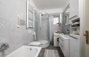 Combined shower/tub