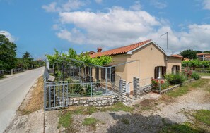 Property grounds - 3 bedroom cozy home in Labin (Labin)