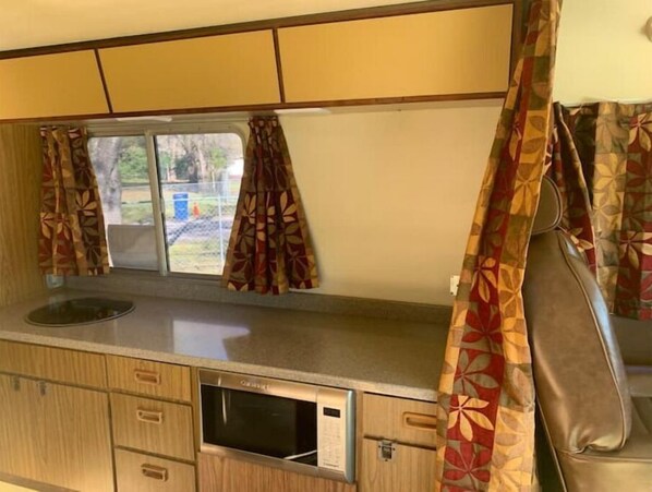 Fridge, microwave, dining tables - Glamping in Tampa- Updated 1970’s GMC Motorhome! (Tampa)