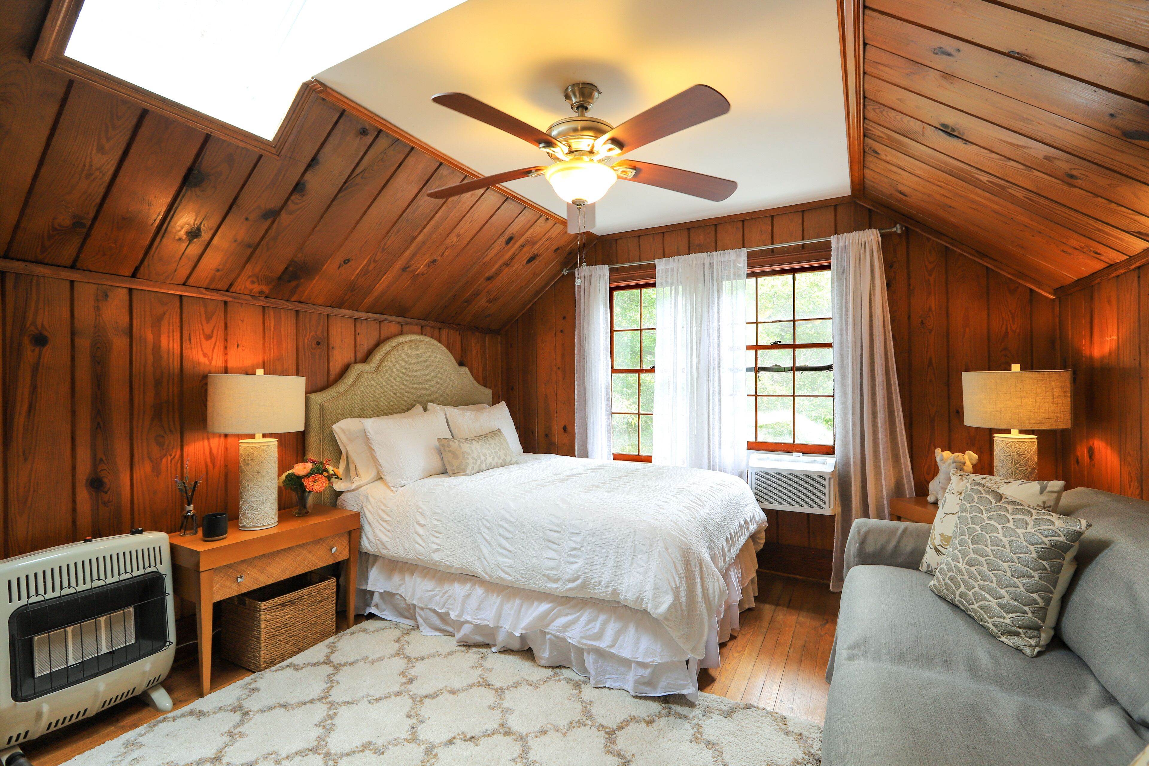 4 bedrooms, iron/ironing board, internet, bed sheets