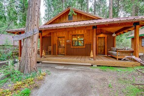 Terrace/patio - Creekside Cabin ~ 26 miles to Kings Canyon! (Badger)