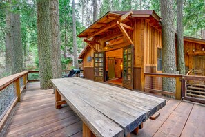 Outdoor dining - Creekside Cabin ~ 26 miles to Kings Canyon! (Badger)