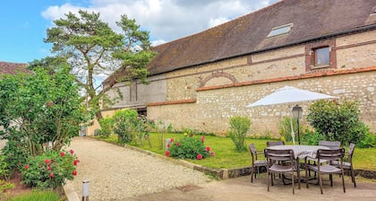 Nice home in étigny with WiFi