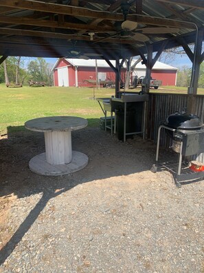 Outdoor dining - Hat & Star Ranch - One of a kind Get Away (Gilmer)