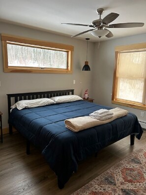 4 عدّة غرف نوم وواي فاي مجانًا وملاءات أسرّة