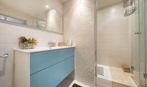 Shower, hair dryer, towels, toilet paper - Atico Salou Playa (Salou)