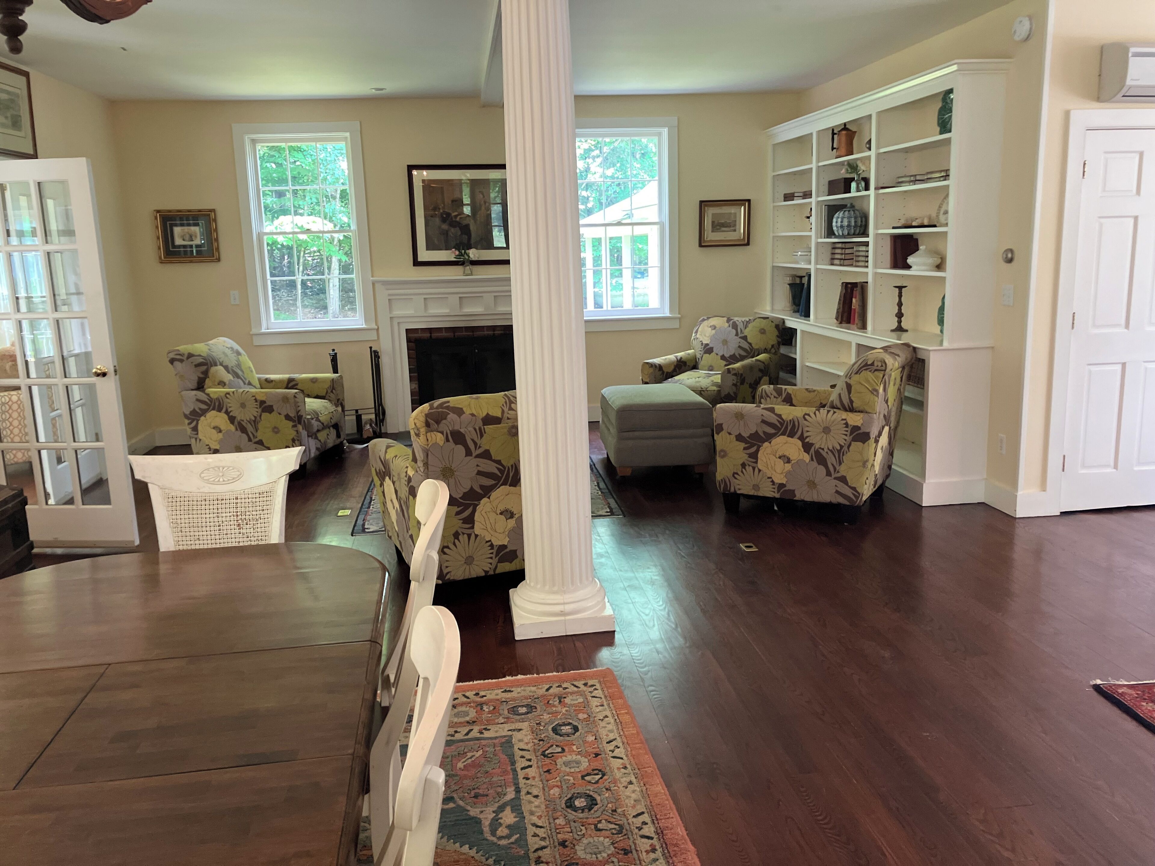 패밀리 코티지 | 거실 공간 | 벽난로