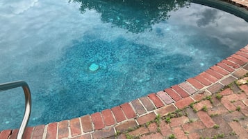 Una piscina al aire libre de temporada