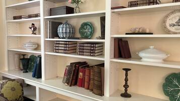 Une bibliothèque agrémentée de divers objets décoratifs et de livres.