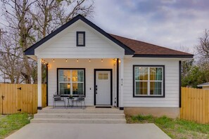 Exterior - Near BBQ & F1, Self-Check in, Fast WiFi, Dishwasher (Lockhart)