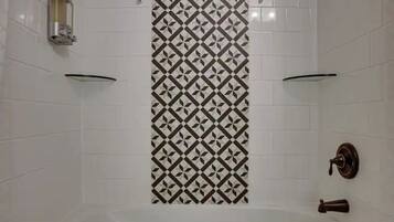 Dusche, umweltfreundliche Kosmetikartikel, Haartrockner, Handtücher