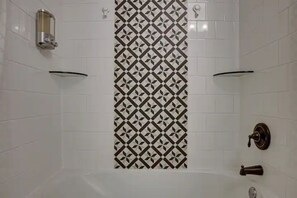 Dusche, umweltfreundliche Kosmetikartikel, Haartrockner, Handtücher