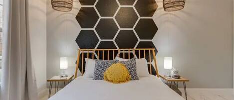 2 室のベッドルーム、デスク、アイロン / アイロン台、旅行用ベビーベッド